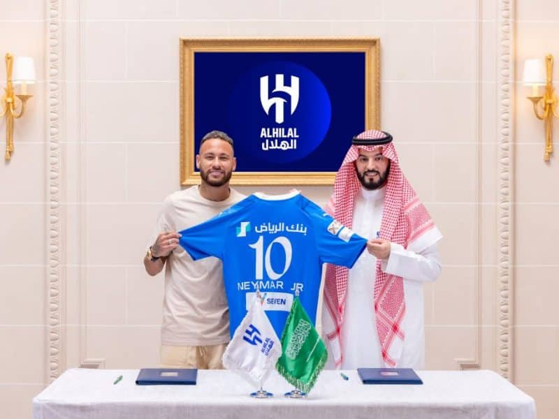 انضم نيمار إلى الهلال في عام 2023 من باريس سان جيرمان مقابل 97.6 مليون دولار أمريكي